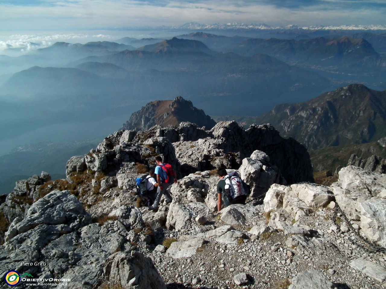 87 Vista verso il Lago di Como e  fino alle alpi col Monte Rosa.JPG